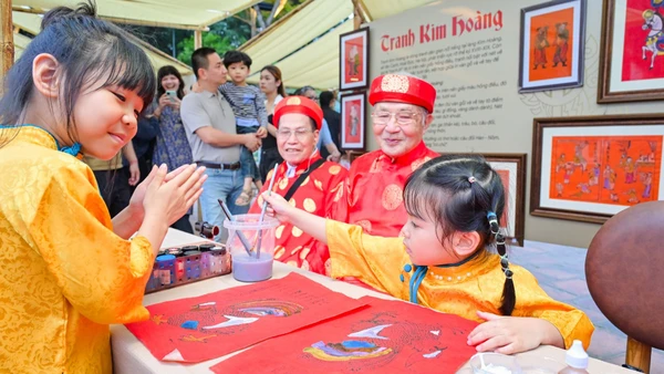 Các em nhỏ học làm tranh Kim Hoàng bên các nghệ nhân truyền thống.