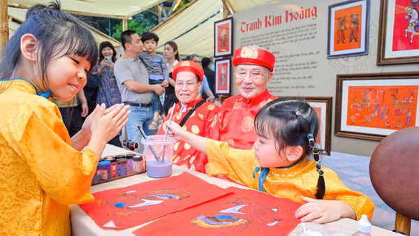 Các em nhỏ học làm tranh Kim Hoàng bên các nghệ nhân truyền thống.