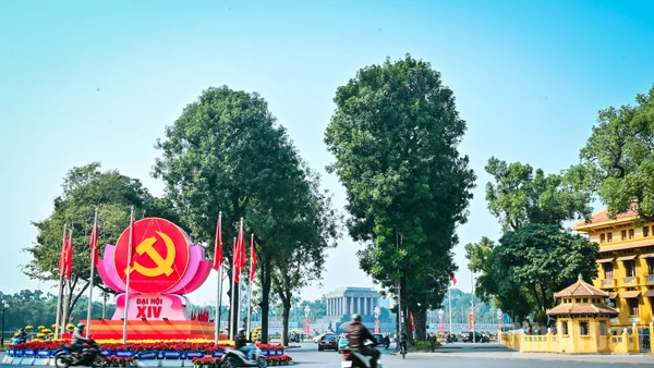 Thủ đô Hà Nội được trang hoàng rực rỡ đón chào sự kiện chính trị đặc biệt quan trọng của đất nước. (Ảnh BẢO LONG)