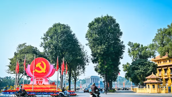 Thủ đô Hà Nội được trang hoàng rực rỡ đón chào sự kiện chính trị đặc biệt quan trọng của đất nước. (Ảnh BẢO LONG)