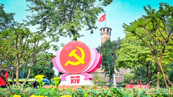 Đường phố Hà Nội trang hoàng mừng Đại hội XIV của Đảng. Ảnh: Bảo Long