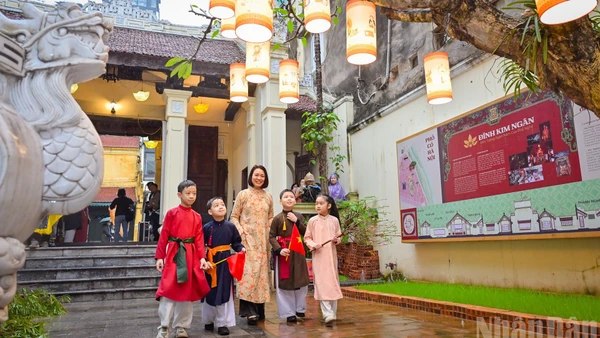 Người dân phố cổ Hà Nội cảm nhận hương vị Tết xưa tại đình Kim Ngân (Hà Nội).