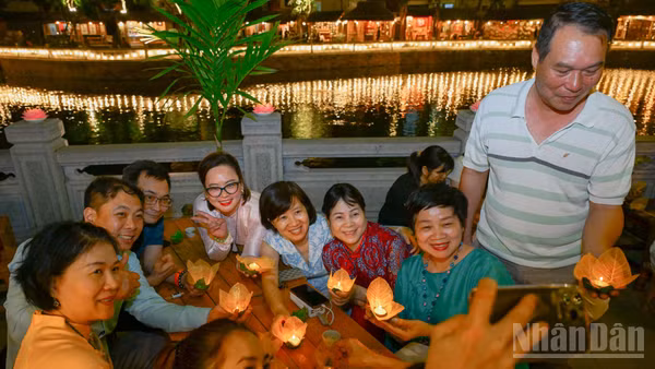 Với thông điệp "Thưởng nhạc cổ truyền, nếm vị chay thanh khiết, chạm tinh hoa làng nghề, xin nét chữ hiền tài và tự tay thắp hoa đăng gửi trọn ước nguyện", sự kiện mang đến chuỗi hoạt động trải nghiệm văn hóa truyền thống, hứa hẹn tạo ra một sản phẩm du lịch hấp dẫn.