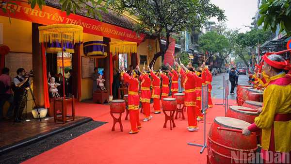 Tiếng trống khai hội Đền Bạch Mã 2026.