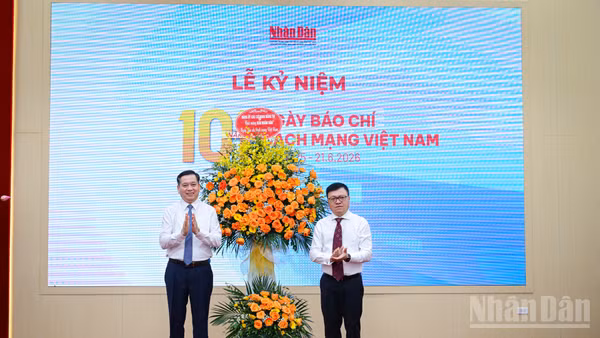 Phó Bí thư Thường trực Đảng ủy các cơ quan Đảng Trung ương Nguyễn Long Hải tặng hoa chúc mừng Báo Nhân Dân nhân dịp 101 năm Ngày Báo chí Cách mạng Việt Nam.