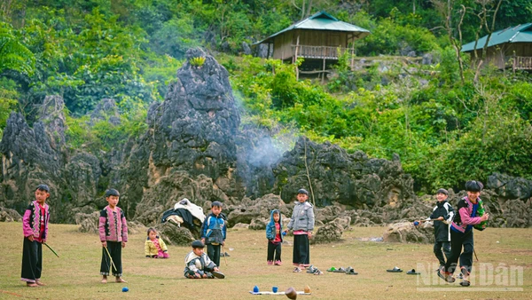 Trẻ em ở Hang Táu, xã Mộc Châu, tỉnh Sơn La. (Ảnh BẢO LONG)