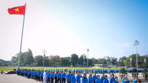 780 đại biểu chính thức thuộc Đại hội XIV Công đoàn Việt Nam viếng Lăng Bác.