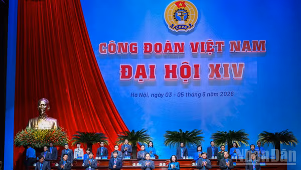 Đoàn chủ tịch gồm 27 đồng chí được Đại hội XIV Công đoàn Việt Nam thông qua.