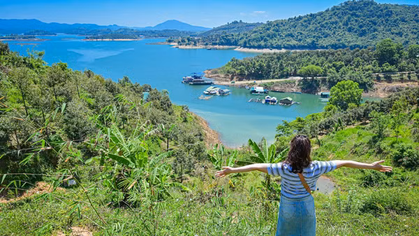 Hồ thủy điện Đa Mi-Hàm Thuận (Lâm Đồng) nằm trên lưu vực sông La Ngà, với màu nước xanh mát thu hút du khách trải nghiệm dọc theo Quốc lộ 55.