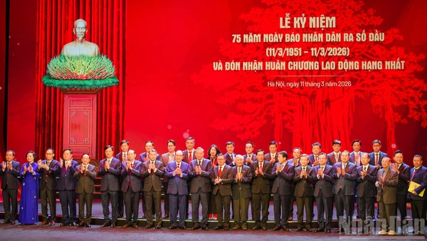 Tổng Bí thư Tô Lâm cùng các đồng chí lãnh đạo, nguyên lãnh đạo Đảng, Nhà nước chụp hình lưu niệm cùng lãnh đạo Báo Nhân Dân qua các thời kỳ.