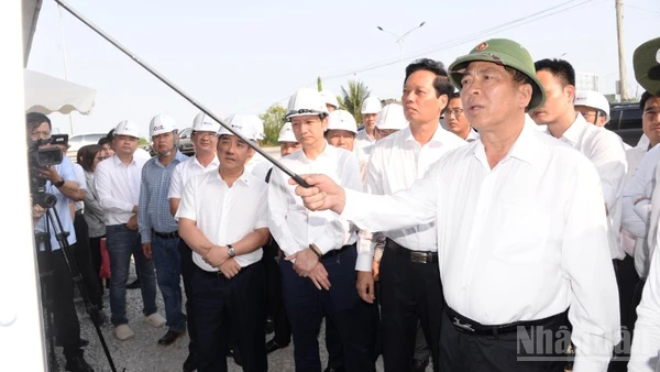 Bộ trưởng Xây dựng Trần Hồng Minh kiểm tra tiến độ Dự án mở rộng cao tốc Thành phố Hồ Chí Minh-Trung Lương-Mỹ Thuận.