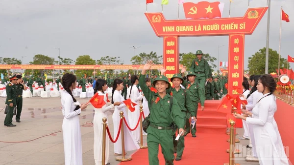 Thanh niên Đồng Tháp lên đường nhập ngũ sáng 5/3.