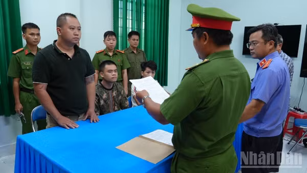 Cơ quan Cảnh sát điều tra (Công an tỉnh Đồng Tháp) tống đạt quyết định khởi tố và ra lệnh tạm giam 3 tháng đối với các bị can.