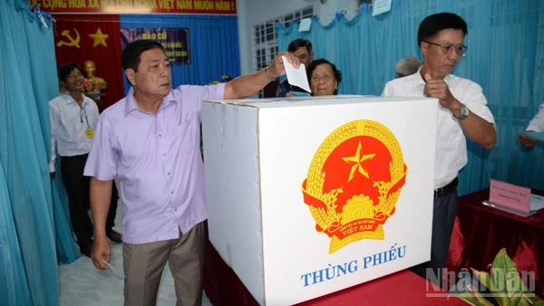 Cử tri bỏ phiếu bầu cử tại xã Tân Phước 1, tỉnh Đồng Tháp.