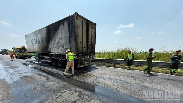 Một phần đuôi thùng container bị cháy trên cao tốc Trung Lương-Mỹ Thuận.
