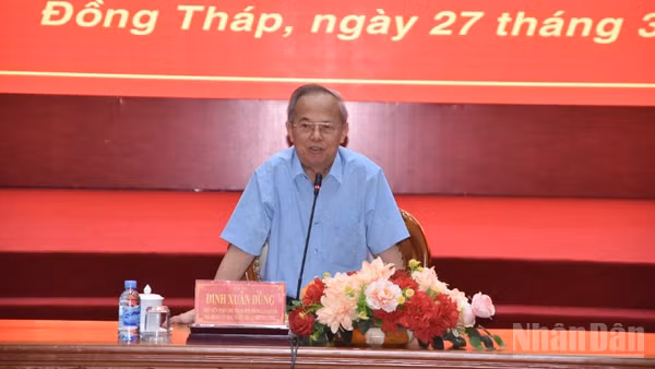 Giáo sư, Tiến sĩ Đinh Xuân Dũng, nguyên Phó Chủ tịch Hội đồng Lý luận, phê bình văn học, nghệ thuật Trung ương báo cáo tại hội nghị.