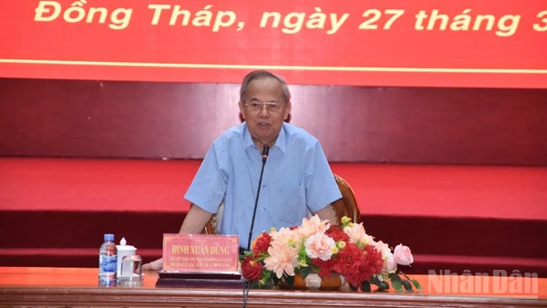 Giáo sư, Tiến sĩ Đinh Xuân Dũng, nguyên Phó Chủ tịch Hội đồng Lý luận, phê bình văn học, nghệ thuật Trung ương báo cáo tại hội nghị.