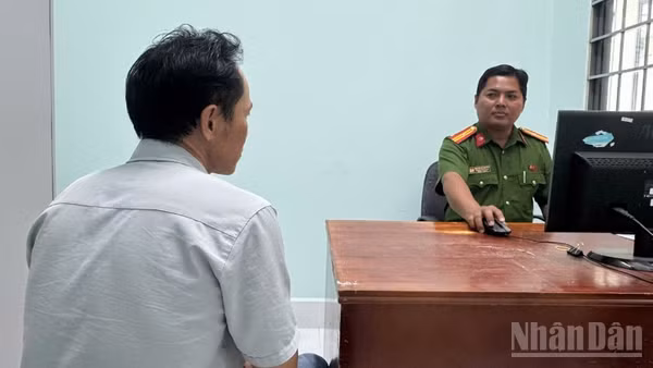 Công an xã Ngũ Hiệp làm việc một trong các đối tượng có liên quan.