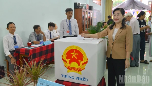 Đồng chí Châu Thị Mỹ Phương, Phó Bí thư Tỉnh ủy, Chủ tịch Hội đồng nhân dân tỉnh Đồng Tháp bỏ phiếu bầu cử tại Khu phố 22, phường Đạo Thạnh, tỉnh Đồng Tháp.