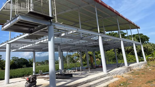 Nhà sinh hoạt cộng đồng kết hợp phòng tránh lũ do xã Hòa Thịnh vận động kinh phí xây dựng sắp hoàn thành.