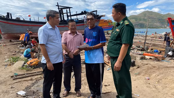 Đại diện Đồn Biên phòng Xuân Hòa và Ủy ban Mặt trận Tổ quốc xã Xuân Cảnh trao quà hỗ trợ gia đình ông Beng. (Ảnh: Ngũ Tố)