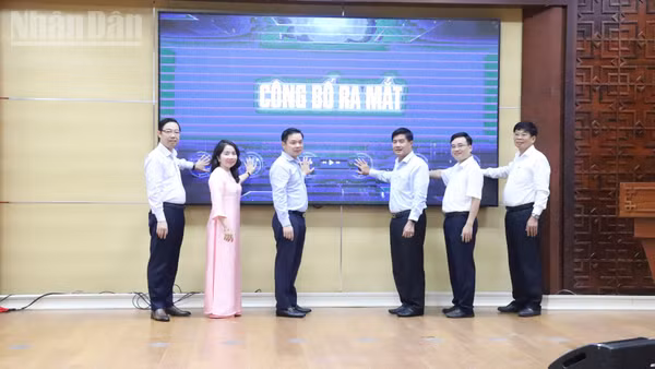 Các đồng chí lãnh đạo Ủy ban nhân dân dân tỉnh Đắk Lắk và các sở, ngành ấn nút công bố ra mắt “Bản đồ số nông sản, sản phẩm OCOP, du lịch thôn buôn trên nền tảng số của tỉnh Đắk Lắk”.