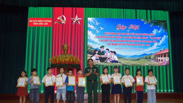 Lãnh đạo Ban Chỉ huy Bộ đội Biên phòng tỉnh Đắk Lắk đã trao tặng thư khen và quà cho 296 em học sinh tiêu biểu có thành tích xuất sắc trong học tập và rèn luyện. Ảnh: Dân Quân.