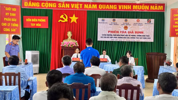 "Phiên tòa giả định" tuyên truyền pháp luật về chống khai thác IUU thu hút đông đảo ngư dân, chủ tàu, thuyền trưởng và thuyền viên tham gia. (Ảnh: THÙY DUNG)