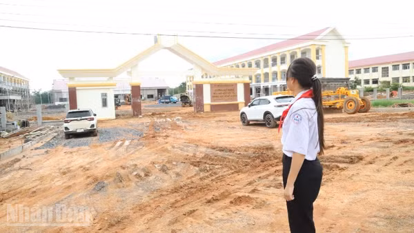 Một học sinh ở xã biên giới Ia Rvê mong ngóng được vào học tập trong ngôi trường phổ thông nội trú tiểu học và trung học cơ sở.