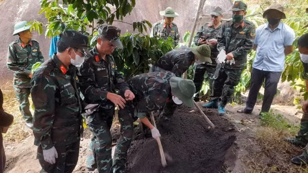 Các lực lượng chức năng tiến hành khai quật tìm hài cốt liệt sĩ. (Ảnh: Quốc Khánh)