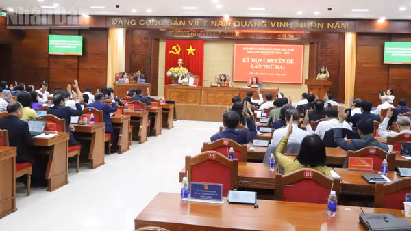 Các đại biểu Hội đồng nhân dân tỉnh Đắk Lắk biểu quyết thông qua các nghị quyết của kỳ họp.