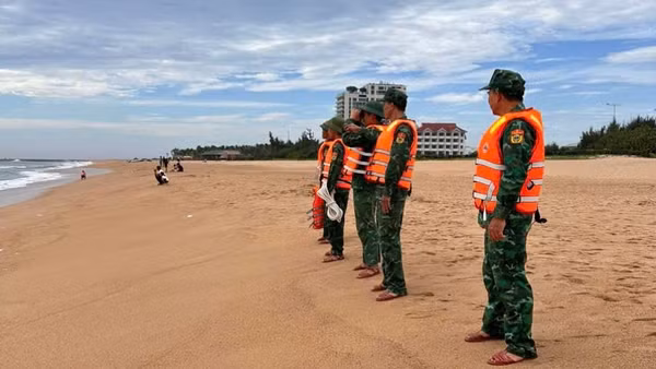 Cán bộ, chiến sĩ Đồn Biên phòng Tuy Hòa tiếp tục duy trì lực lượng, phối hợp với các cơ quan, đơn vị và lực lượng chức năng tổ chức tìm kiếm nạn nhân tại khu vực biển và vùng lân cận. (Ảnh: Thùy Dung)