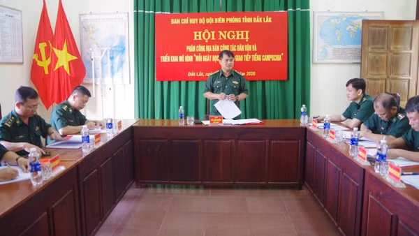 Đại tá Rơ Lan Ngân phát biểu chỉ đạo tại hội nghị.