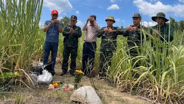 Các đơn vị làm lễ trước khi khai quật tìm kiếm hài cốt liệt sĩ. (Ảnh: Quốc Khánh)