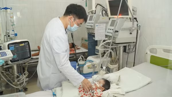 Bệnh nhi là H.T.T.A.N được chăm sóc sau khi gắp thành công đinh vít dài khoảng 4cm mắc trong đường thở. (Ảnh: QUANG NHẬT)