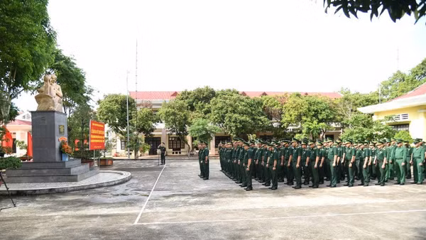 Lãnh đạo và cán bộ, chiến sĩ cơ quan Ban Chỉ huy Bộ đội Biên phòng tỉnh Đắk Lắk dâng hoa trước tượng đài Bác Hồ với chiến sĩ Biên phòng.