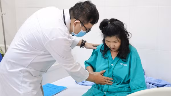Một trường hợp sau khi ăn bánh mì bị ngộ độc thực phẩm khi đang điều trị tại Bệnh viện đa khoa Thiện Hạnh.