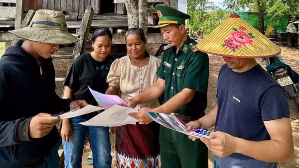 Cán bộ Đồn Biên phòng Yok Đôn hướng dẫn người dân sử dụng hòm thư tố giác tội phạm ẩn danh.
