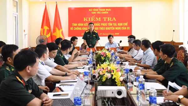 Đại tá Bùi Yên Tĩnh, Phó Cục trưởng Cục Tác chiến phát biểu tại buổi làm việc. 