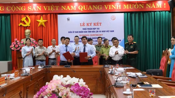 Lãnh đạo Ủy ban nhân dân tỉnh Đắk Lắk và Văn phòng đại diện Tổ chức quốc tế về Bảo tồn thiên nhiên tại Việt Nam ký kết thỏa thuận hợp tác về quản lý, bảo tồn tài nguyên thiên nhiên, đa dạng sinh học và phát triển bền vững trên địa bàn tỉnh.
