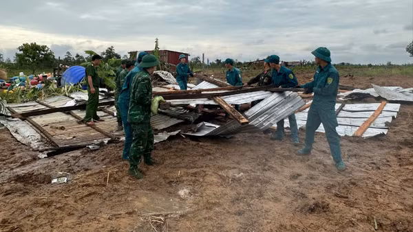 Bộ đội Biên phòng và các lực lượng đang giúp dân khắc phục hậu quả do dông lốc.