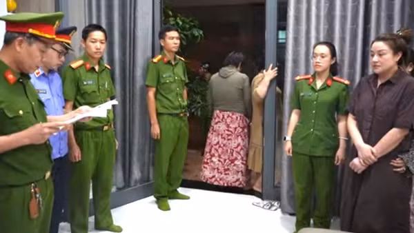Cơ quan Cảnh sát điều tra, Công an tỉnh Đắk Lắk thi hành lệnh bắt giữ 2 đối tượng lừa đảo.
