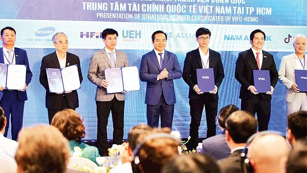Trao chứng nhận thành viên chiến lược Trung tâm Tài chính quốc tế Việt Nam tại Thành phố Hồ Chí Minh. 