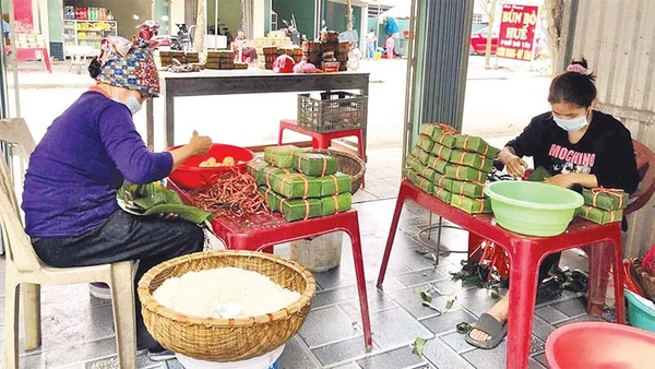 Hiện còn khoảng 10 hộ dân khu vực cầu Báng vẫn giữ nghề làm bánh chưng truyền thống.