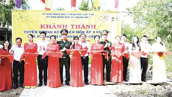 Ban Tổ chức Tết quân dân 2026 khánh thành tuyến giao thông nông thôn ở xã Phụng Hiệp.
