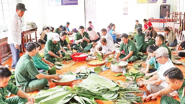 Lực lượng Bộ đội Biên phòng tỉnh Đồng Nai gói bánh chưng cùng nhân dân xã Lộc Thạnh, tỉnh Đồng Nai. 