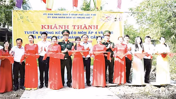Ban Tổ chức Tết quân dân 2026 khánh thành tuyến giao thông nông thôn ở xã Phụng Hiệp.