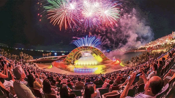 Với tuyến tàu điện nhẹ, chỉ mất khoảng 20 phút để đưa du khách từ sân bay Phú Quốc về đến Trung tâm Hội nghị APEC và các khu du lịch nghỉ dưỡng phía nam đảo. Trong ảnh: Du khách thưởng thức màn pháo hoa tại khu du lịch phía nam đảo Phú Quốc.