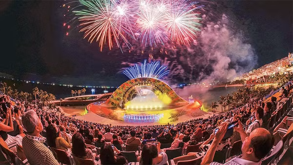 Với tuyến tàu điện nhẹ, chỉ mất khoảng 20 phút để đưa du khách từ sân bay Phú Quốc về đến Trung tâm Hội nghị APEC và các khu du lịch nghỉ dưỡng phía nam đảo. Trong ảnh: Du khách thưởng thức màn pháo hoa tại khu du lịch phía nam đảo Phú Quốc.