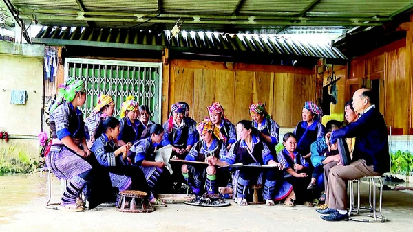 Bí thư Chang Thế Sửu (ngoài cùng bên phải) tuyên truyền chính sách dân tộc cho chị em người H’Mông.